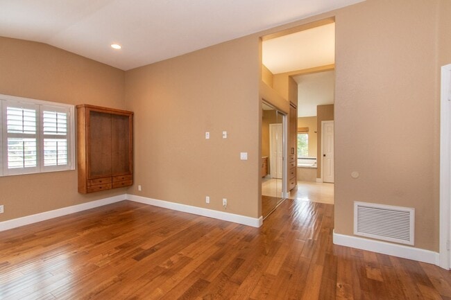 Building Photo - Beautiful + Spacious 4 bedroom/3 bath/3 Ca...