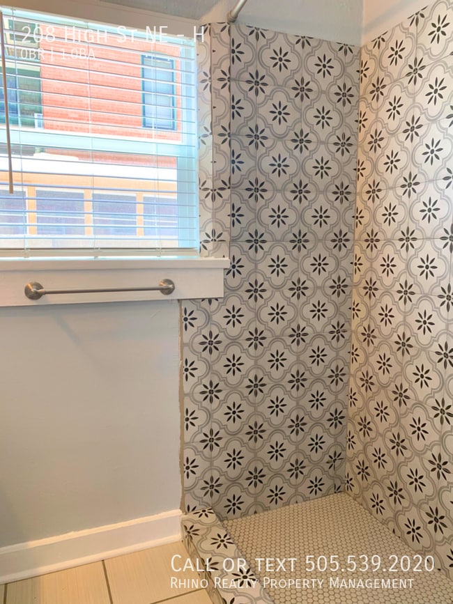 Building Photo - 208 High St NE