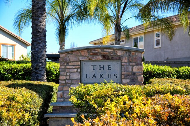 Building Photo - Beautiful 2 Story 5 Bedroom SOLAR Home + L...