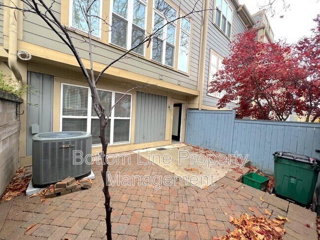 Building Photo - 738 Garden District Dr