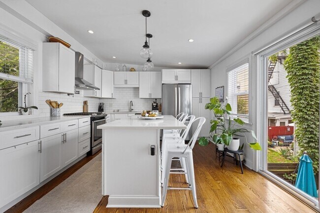 Primary Photo - 107 Putnam St