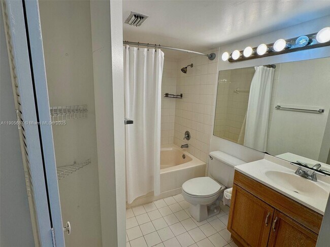 Building Photo - 19999 E Country Club Dr