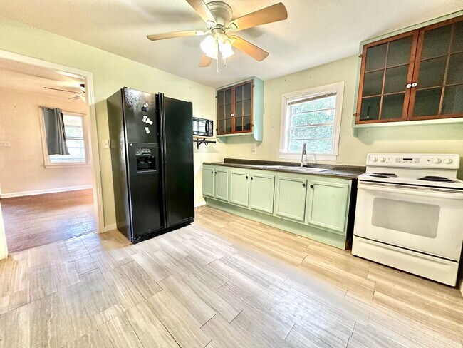 Building Photo - Perfectly-placed 2Bedrooms/1Bath home with sunroom in the heart of Deland!