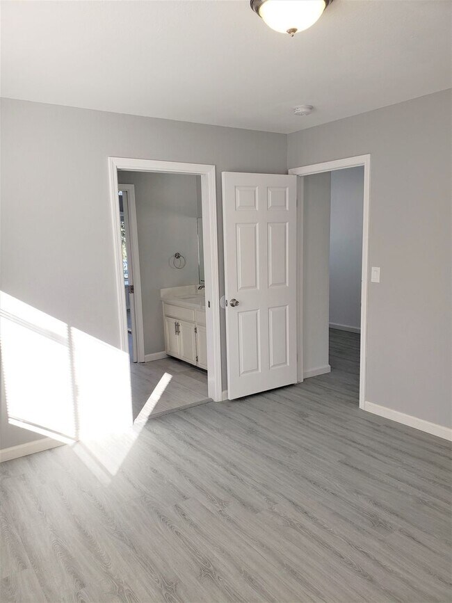 Building Photo - LB2506