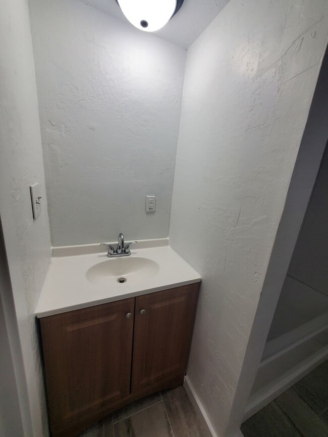 Building Photo - * PENDING* 3 Bedroom 2 Bath Single Family ...