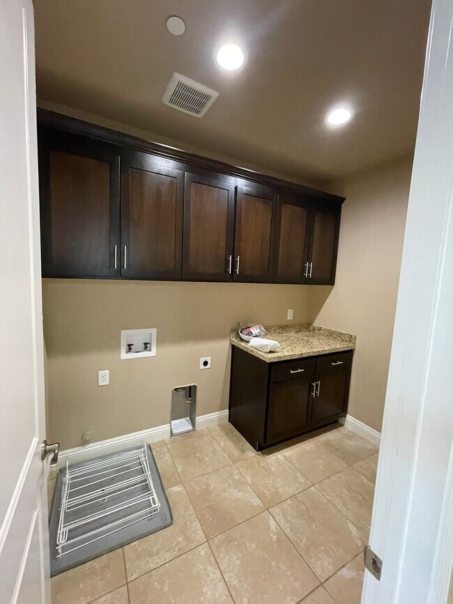 Building Photo - 677 Addison Ln