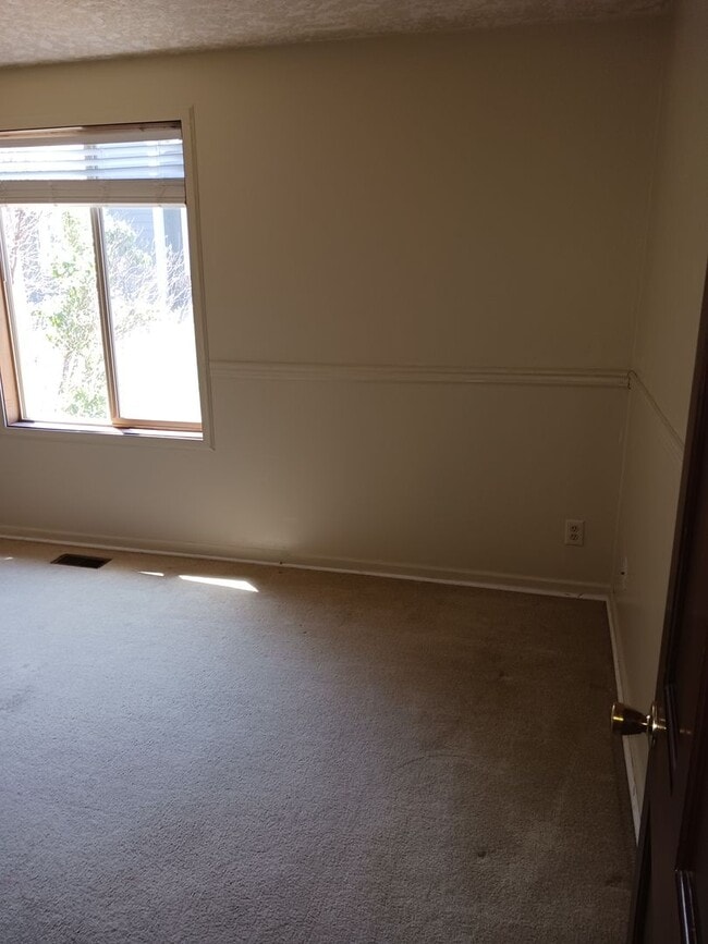 Building Photo - 708 Highland Dr