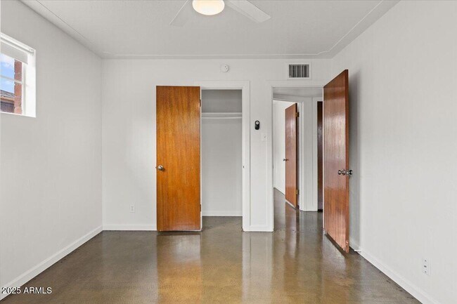 Building Photo - 2408 W Weldon Ave