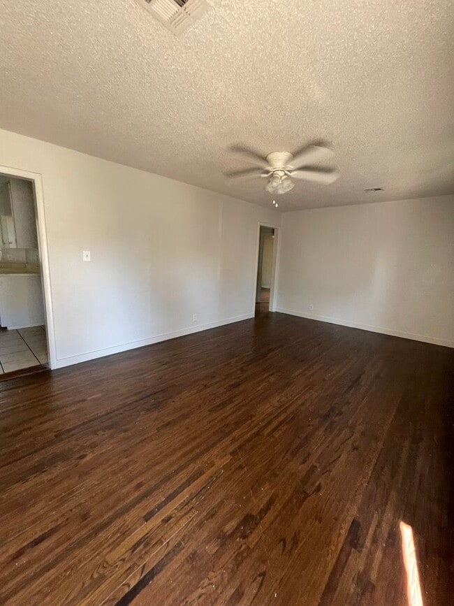 Building Photo - Renovated  Adorable 4bd 1bth Home