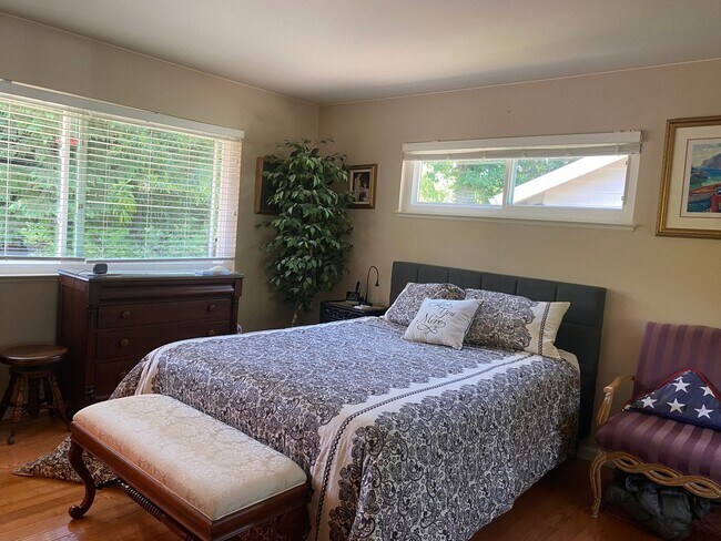 Building Photo - 6836 Oakmont Dr