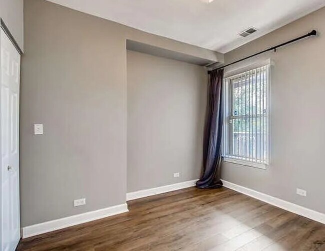 Building Photo - 2306 W Jarvis Ave