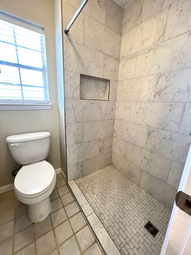 Building Photo - Charming home in Blue Pine Village!