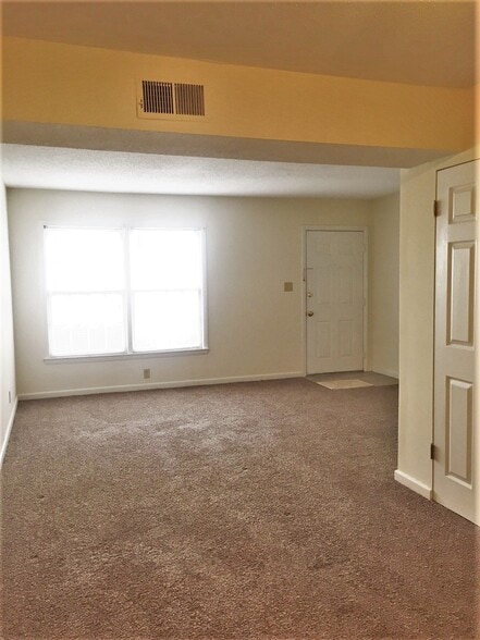 Building Photo - 2527 HYDRAULIC Rd