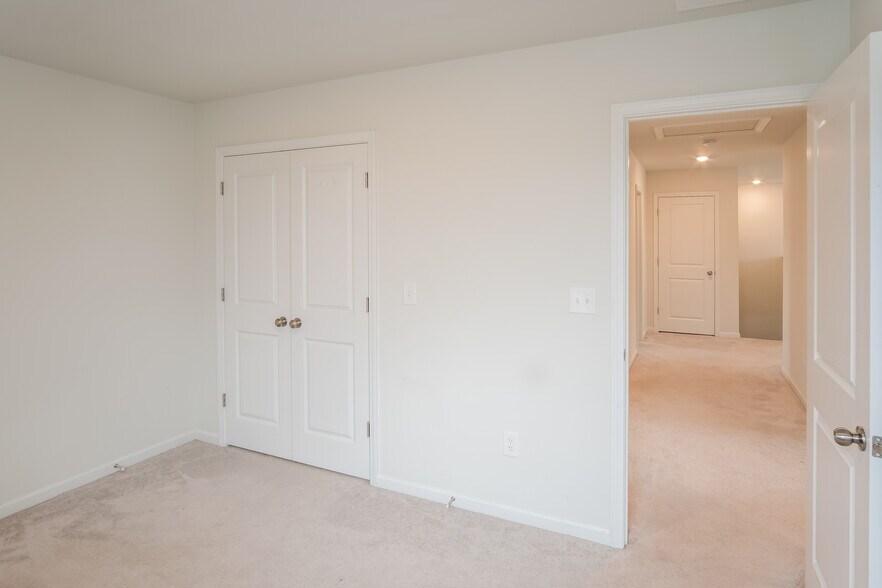 Building Photo - 375 Hidden Cove Dr