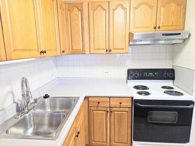 Building Photo - Royal Capitol Place Kakaako 1 Bedroom 1 Ba...
