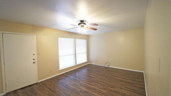Building Photo - ASK ABOUT OUR $0 SECURITY DEPOSIT MOVE IN SPECIAL!! FOR LEASE! 2 Bedroom - 1 Bath - Corner Unit a...