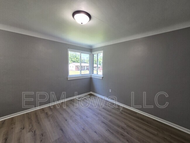 Building Photo - 2214 Idaho St