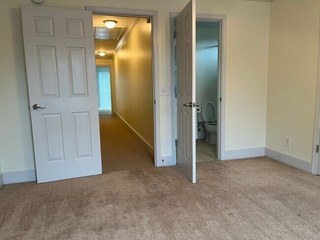 Building Photo - Townhouse Walking Distance to the Beach **...