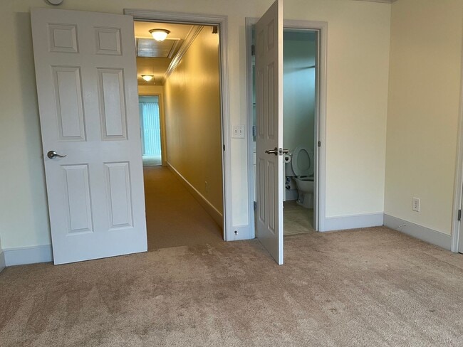 Building Photo - Townhouse Walking Distance to the Beach