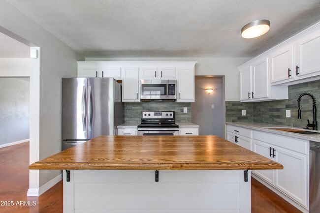 Building Photo - 1812 S Shafer Dr