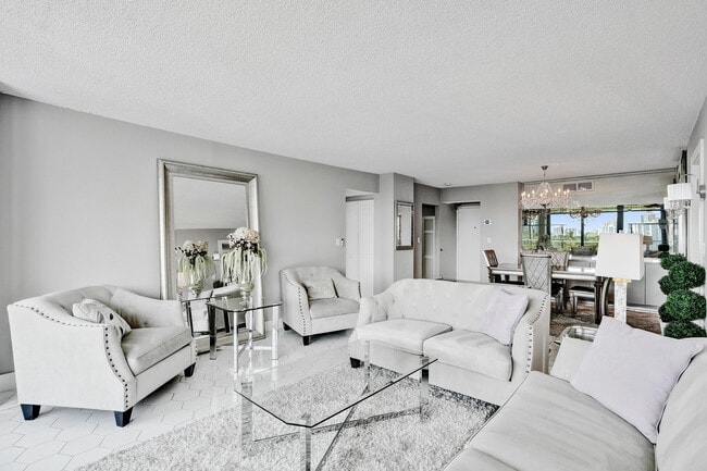 Building Photo - 3701 N Country Club Dr