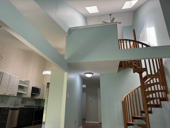 Building Photo - 1303 Golden Pl