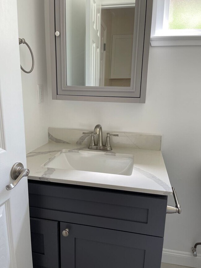 Building Photo - Newly Renovated 4 Bedroom Home with Views