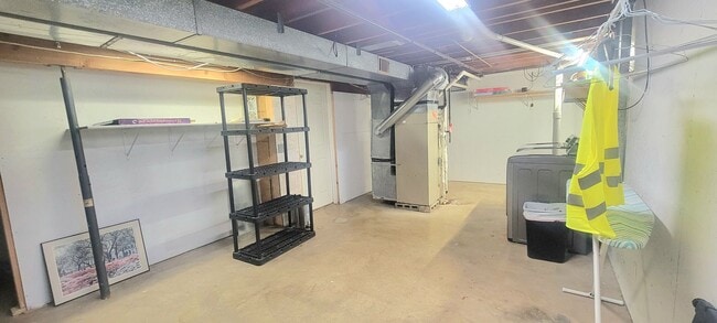 Building Photo - Small town Macon!