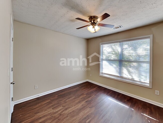 Building Photo - 317 Azalea Loop