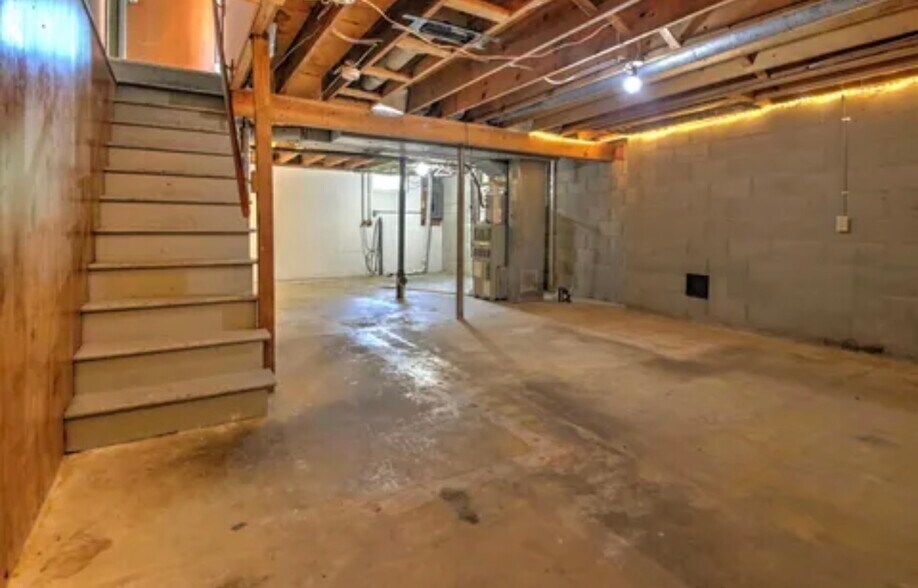 Full basement with washer/dryer hookup - 8653 Refugee Rd