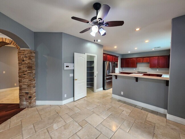 Building Photo - Entertainers Delight with minutes of shopping and restaurants