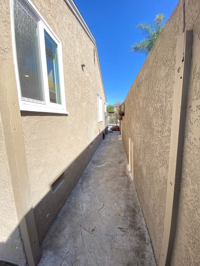 Building Photo - Beautifully Remodeled 3 Bedroom Naples Hou...