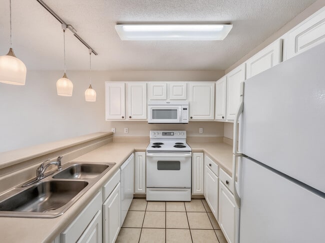 Building Photo - 977 Scenic Oak Ln