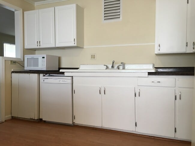 Building Photo - 300 Catherine Ave