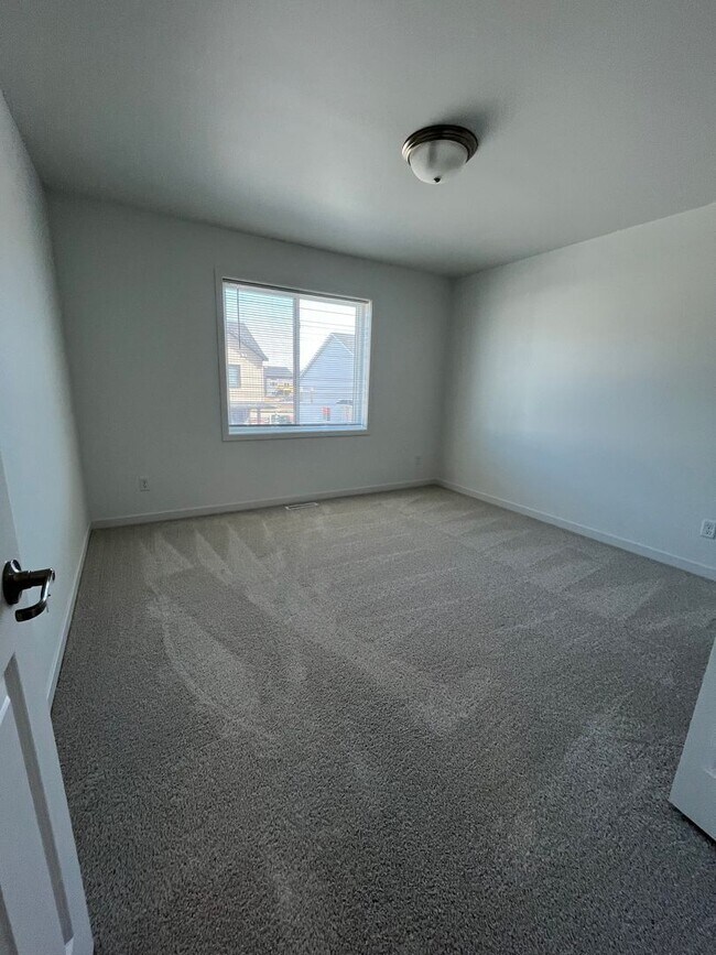 Building Photo - 3 Bed 3 Bath TownHome