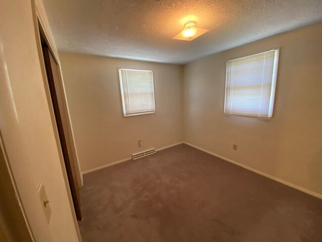 Building Photo - 135 Oak Manor Dr