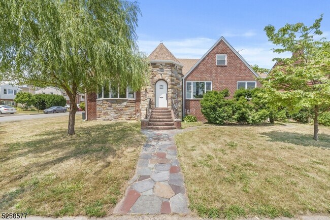 Building Photo - 532 Piaget Ave