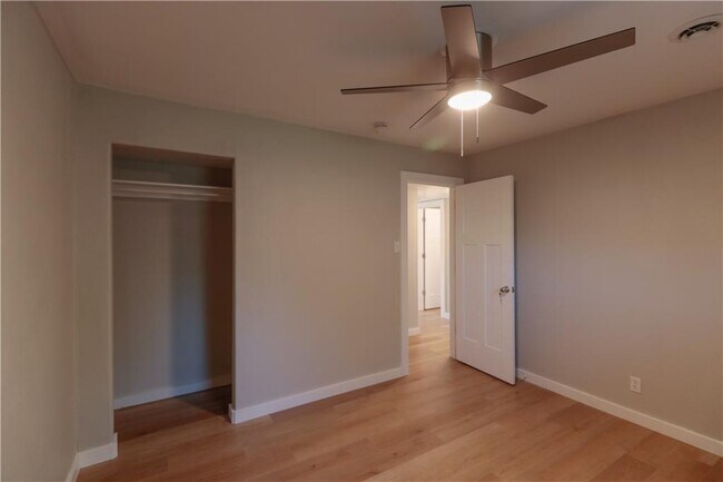 Building Photo - 811 N Pleasant St