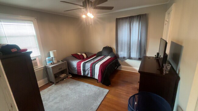 Building Photo - 908 Symonds Pl