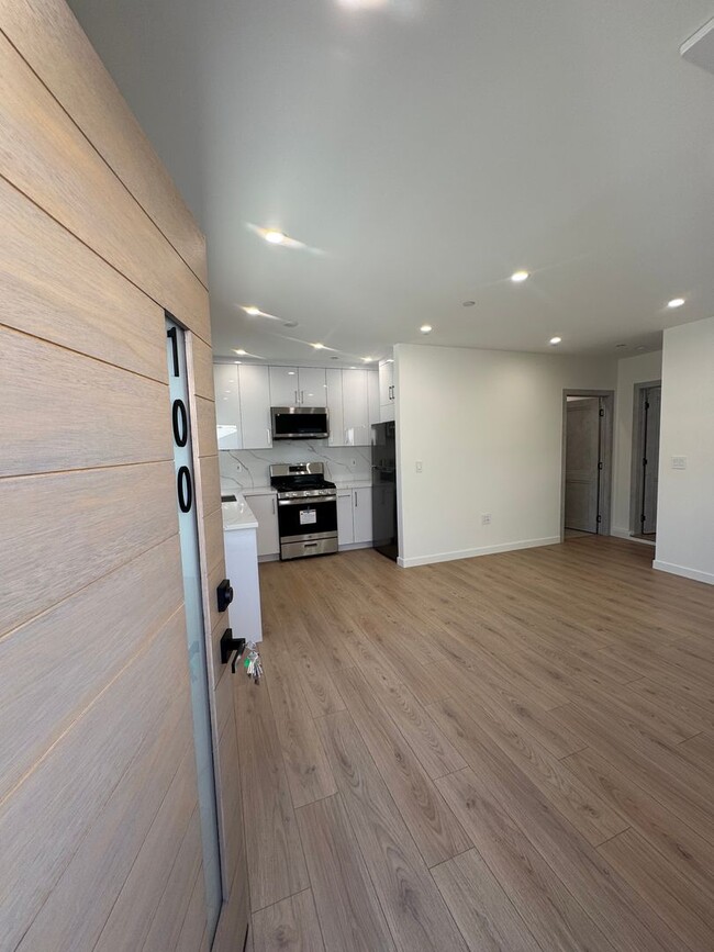 Building Photo - Newly Built Attached ADU in Prime Glenoaks...