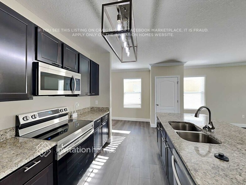 Building Photo - 10527 Whispering Hammock Dr