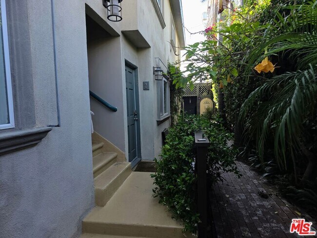 Building Photo - 670 Broadway St