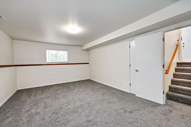 Building Photo - Nice Kingston Home