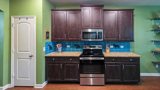 Building Photo - 2025 Stubbs Dr