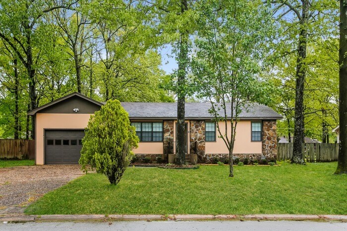 Building Photo - 20 Single Oaks Dr