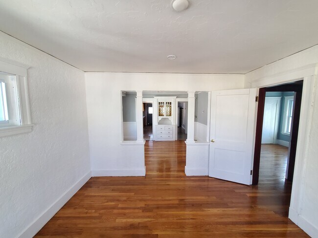 Building Photo - 135 Mills St