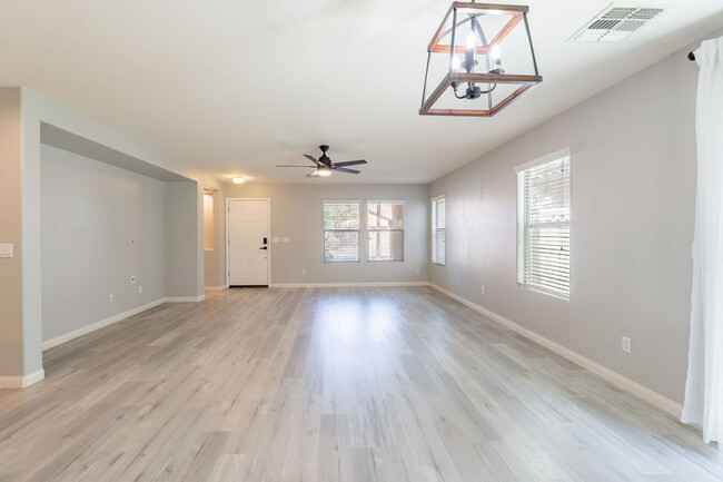 Building Photo - 1057 S Deerfield Ln