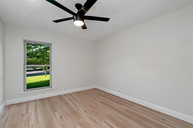 Building Photo - 304 Skyloop Dr