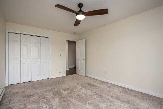 Building Photo - 529 Fox Run Ln