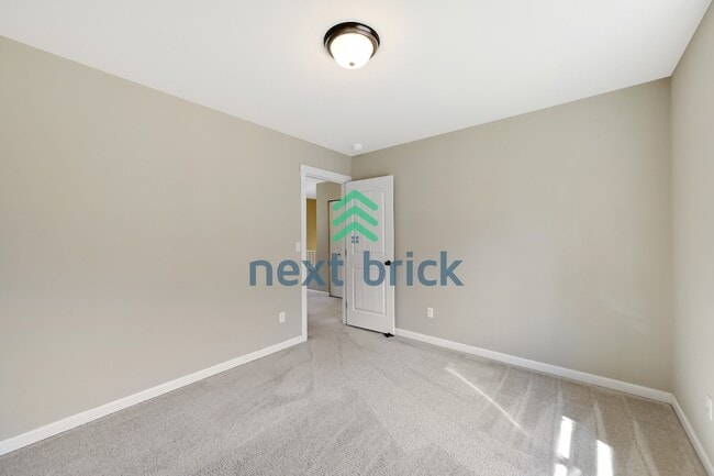 Building Photo - "Charming 3-Bed Oasis with 2.5 Baths in Prime Renton Location - Spacious layout!"